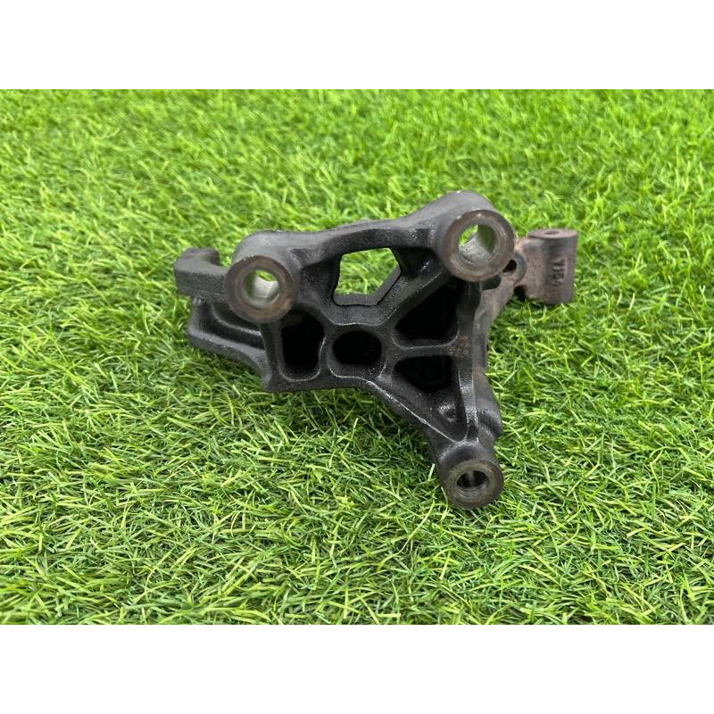 Кронштейн крепление катализатора (выпускная система) Volkswagen Passat B8 2016 2.0 tdi 04L131425A