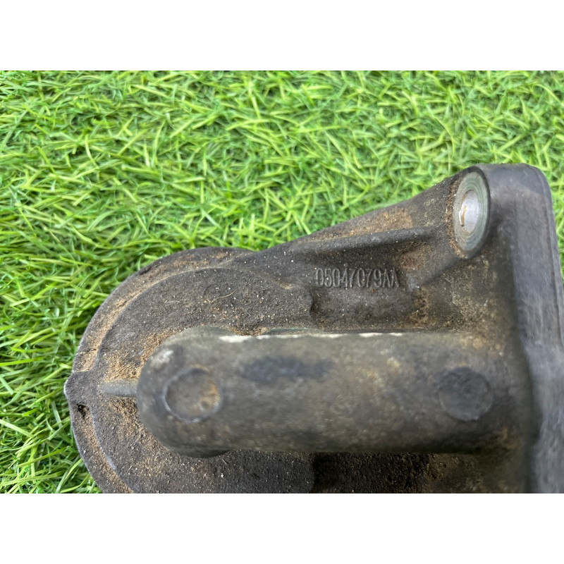 Кронштейн масляного фильтра (кронштейны двигателя) Jeep Compass MK49 2014 2.4 05047079aa