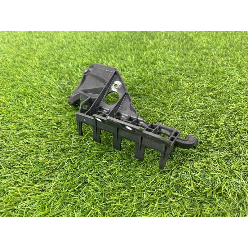 Кронштейн вакуумного клапана (кронштейны двигателя) Audi Q7 4M 2015 3.0 CRE 06E133520M