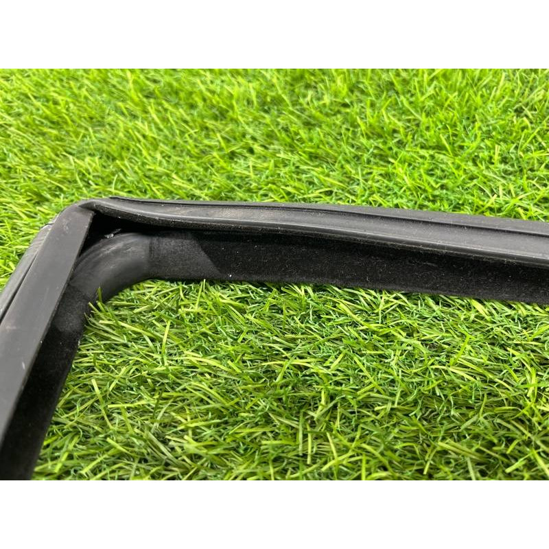 Уплотнитель стекла двери (кузов и элементы) Mercedes-Benz GL X164 2012 4.6 A1647350525