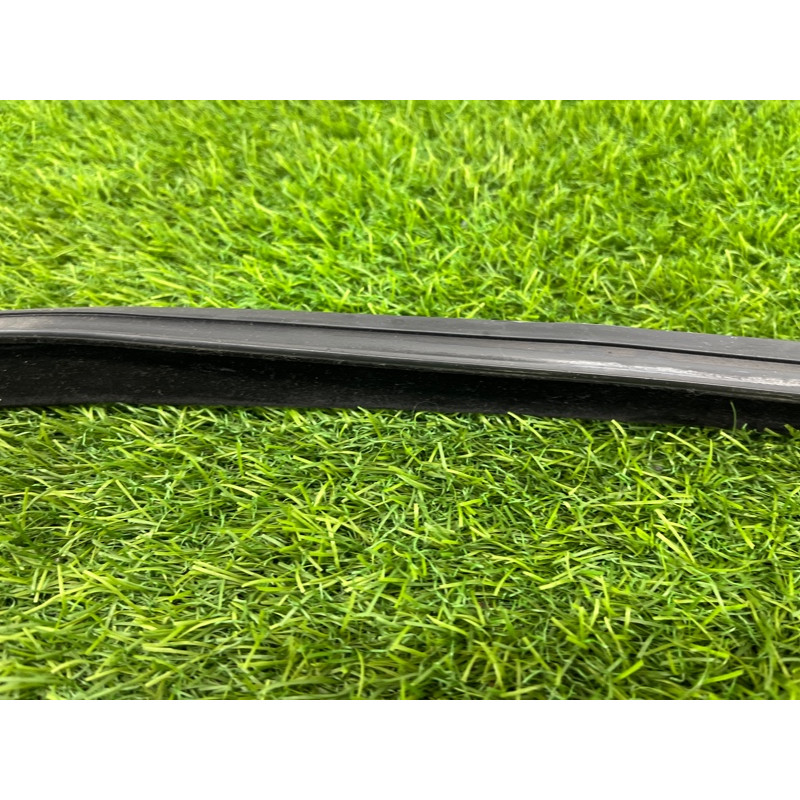 Уплотнитель стекла двери (кузов и элементы) Mercedes-Benz GL X164 2012 4.6 A1647350525