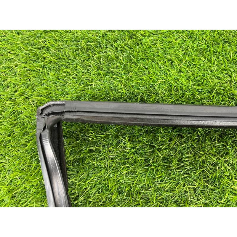 Уплотнитель стекла двери (кузов и элементы) Mercedes-Benz GL X164 2012 4.6 A1647350525