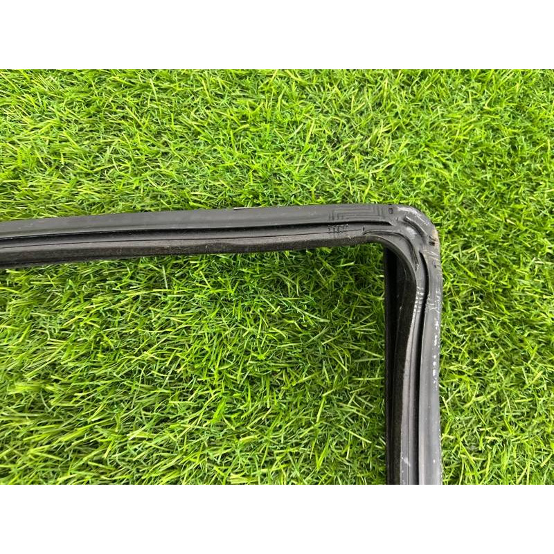 Уплотнитель стекла двери (кузов и элементы) Mercedes-Benz GL X164 2012 4.6 A1647350525