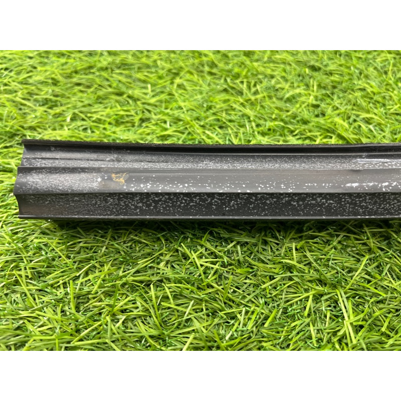 Уплотнитель стекла двери (кузов и элементы) Mercedes-Benz GL X164 2012 4.6 A1647350525
