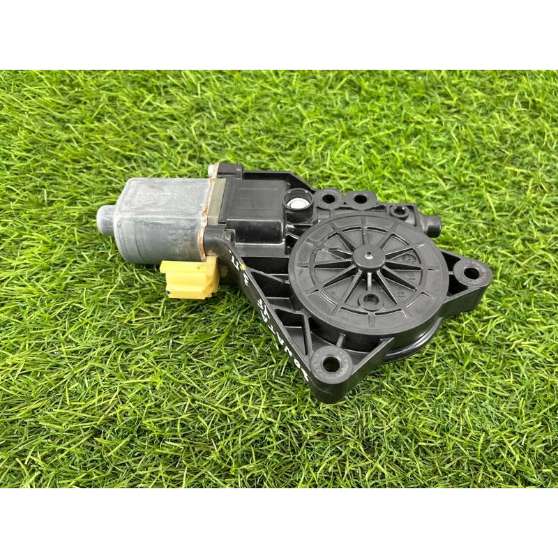 Мотор стеклоподъемника (электрика) Hyundai Sonata YF 834603Q001