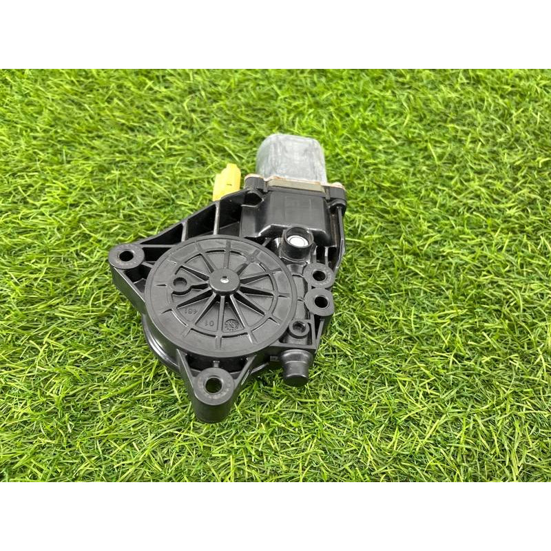 Мотор стеклоподъемника (электрика) Hyundai Sonata YF 834603Q001