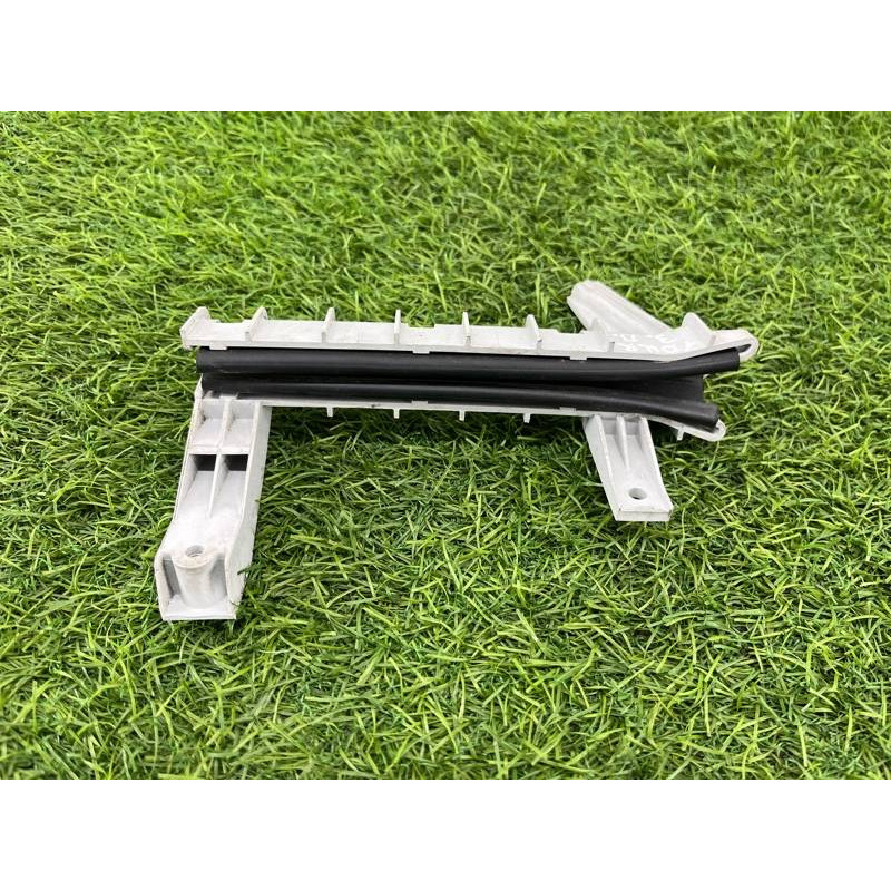 Направляющая стекла двери (кузов и элементы) Dodge Durango WD 2015 5.7 HEMi 58915828155