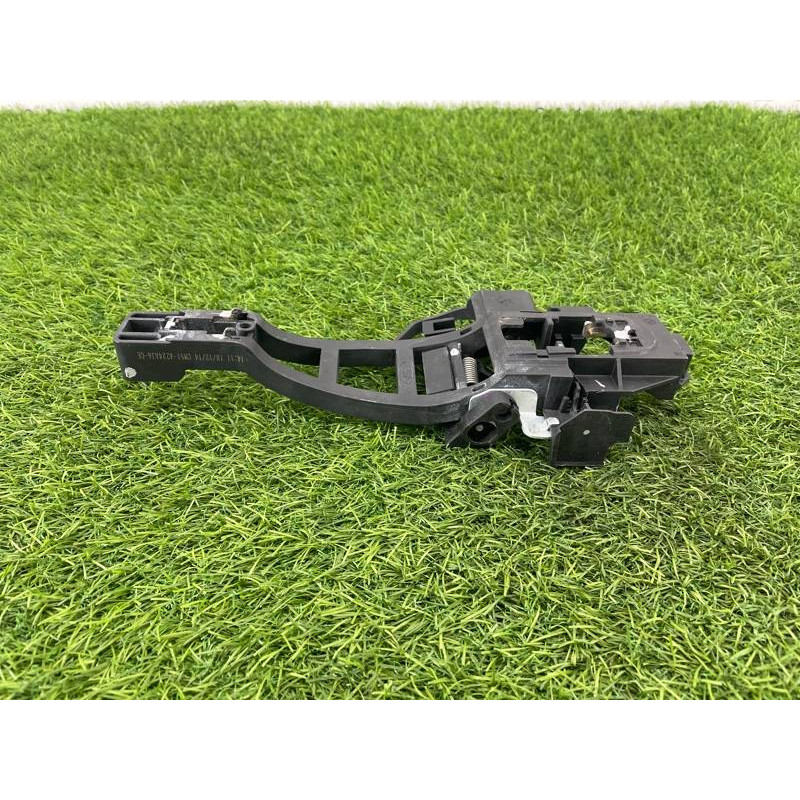 Кронштейн ручки дверей (кузов і елементи) FORD Focus MK3 CM5Z5826684F