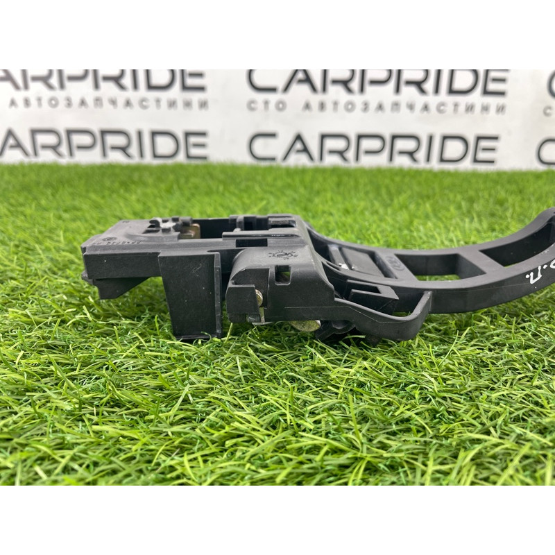 Кронштейн ручки дверей (кузов і елементи) FORD Focus MK3 CM5Z5826684F
