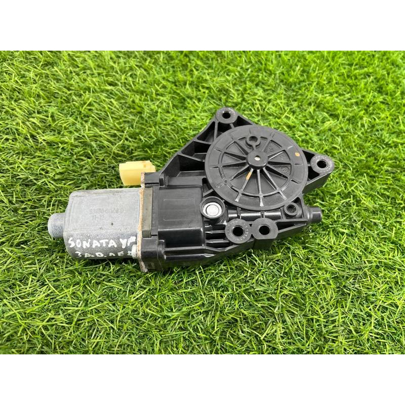 Мотор стеклоподъемника (электрика) Hyundai sonata YF 834503Q001