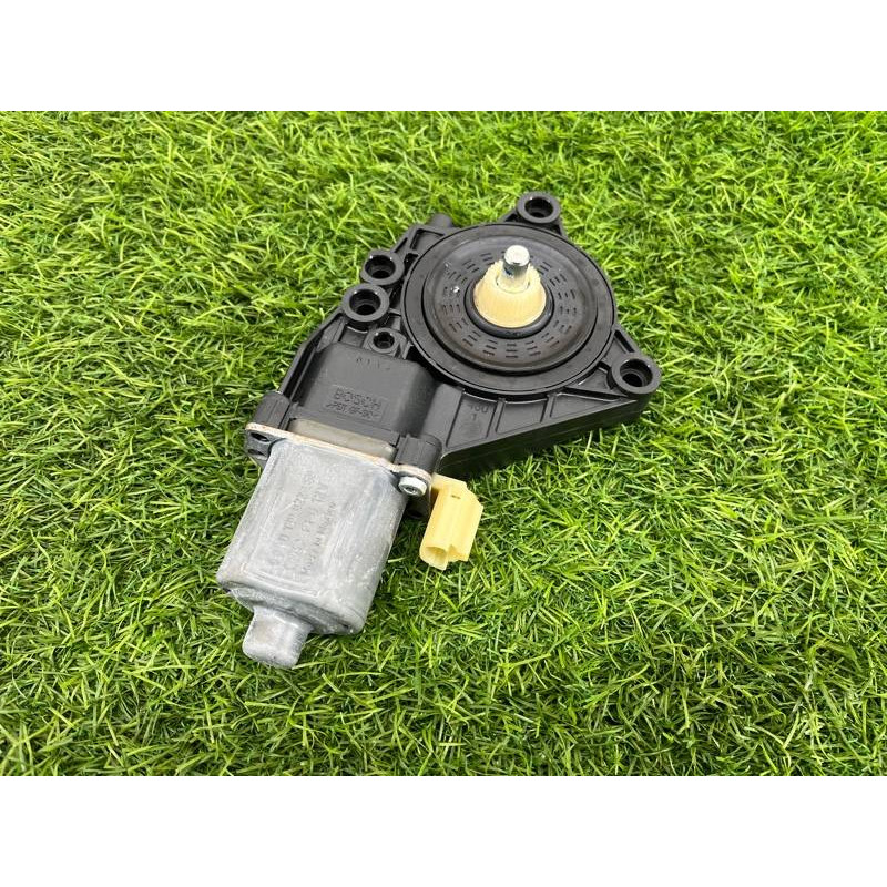 Мотор стеклоподъемника (электрика) Hyundai sonata YF 834503Q001