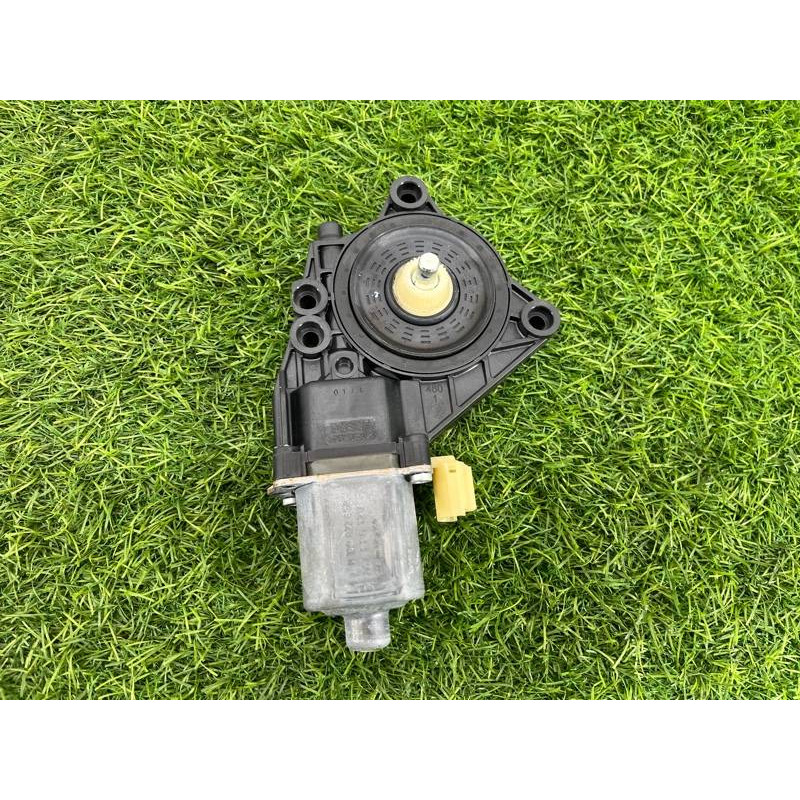 Мотор стеклоподъемника (электрика) Hyundai sonata YF 834503Q001