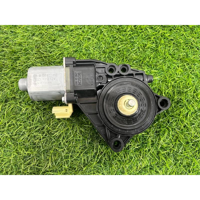 Мотор стеклоподъемника (электрика) Hyundai Sonata YF 834503Q001