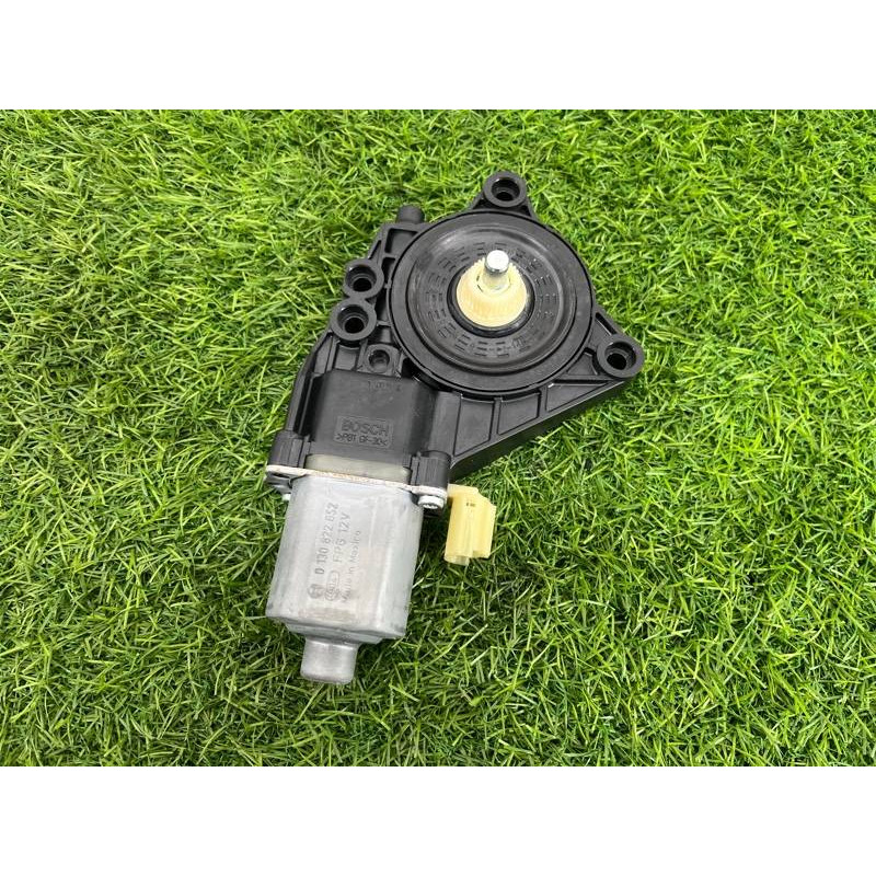 Мотор стеклоподъемника (электрика) Hyundai Sonata YF 834503Q001