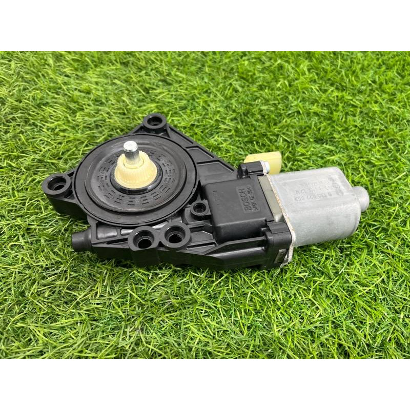 Мотор стеклоподъемника (электрика) Hyundai Sonata YF 834503Q001