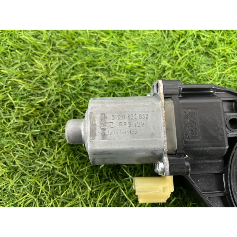 Мотор стеклоподъемника (электрика) Hyundai Sonata YF 834503Q001