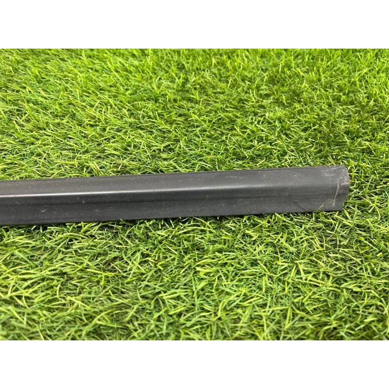 Молдинг стекла (кузов и элементы) Hyundai Santa Fe SM 2005 2.0 8221026000