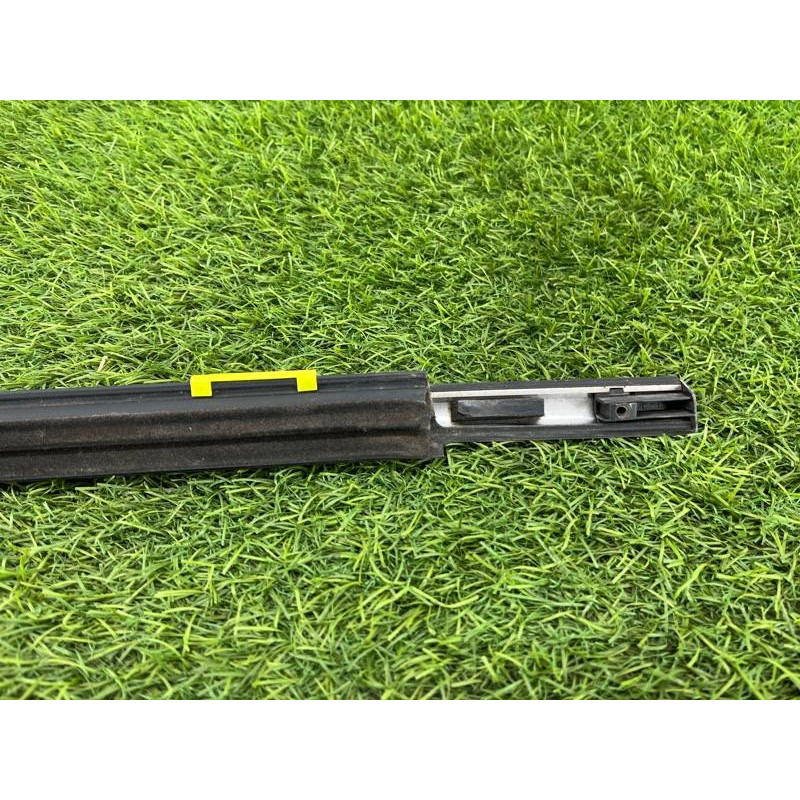 Молдинг стекла (кузов и элементы) Hyundai Santa Fe SM 2005 2.0 8221026000