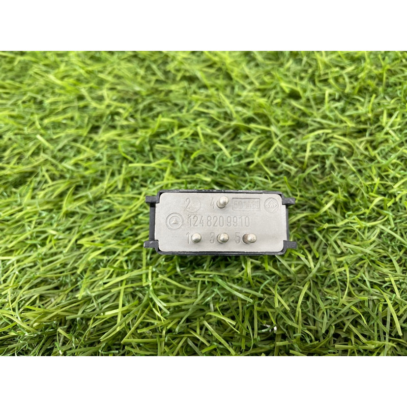 Кнопка подголовников (электрика / кнопки) Mercedes-Benz E-class W124 1990 3.2 A1248209910
