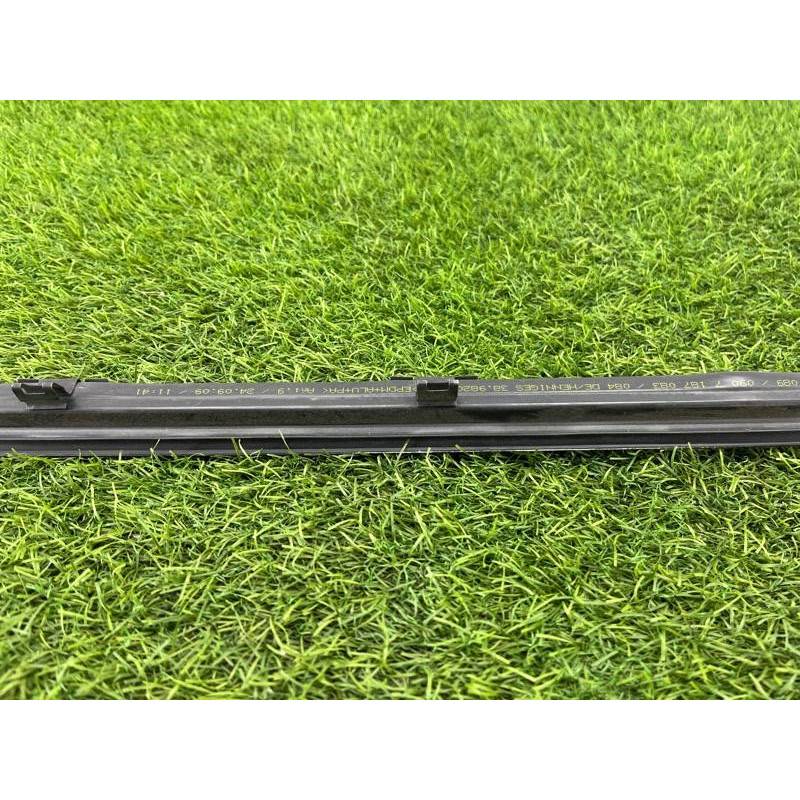 Внутрішній молдинг скла (зовнішні елементи кузова) BMW 3-series E93 2010 3.0 N52 51337187083