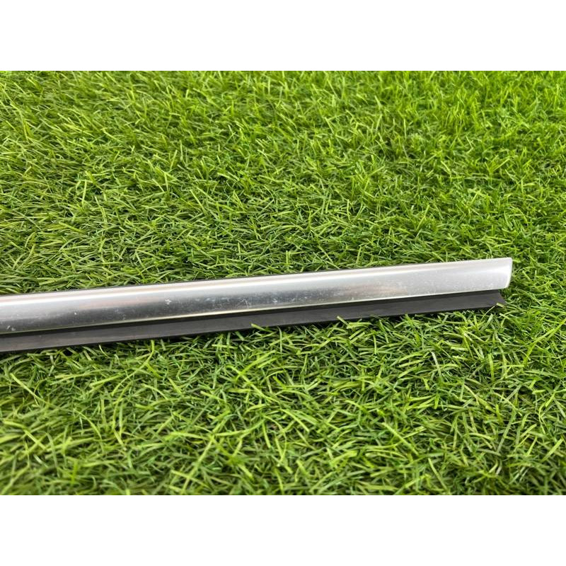 Молдинг скла (кузов і елементи) BMW 3-series E93 2010 3.0 N52 51337173552