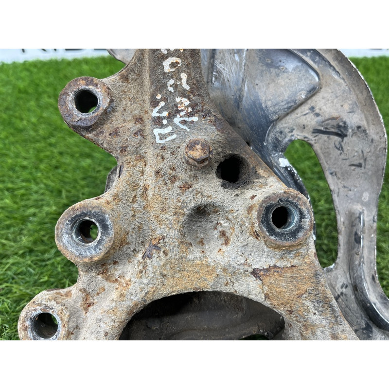 Поворотный кулак (подвеска) Mercedes-Benz C-class W203 1.8 M111.951 A2043320101