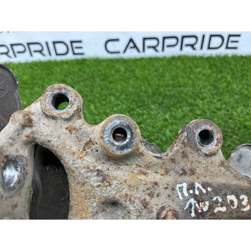 Поворотный кулак (подвеска) Mercedes-Benz C-class W203 1.8 M111.951 A2043320101