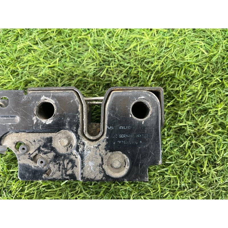 Замок капота (кузов и элементы) Volkswagen Golf 1K 2004 2.0 BKD 1K1823509E