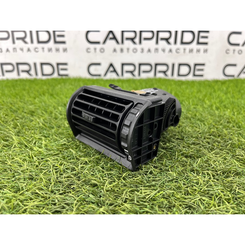 Дефлектор воздуховода (салон) BMW 7-series E32 1990 M70b50 64221375559