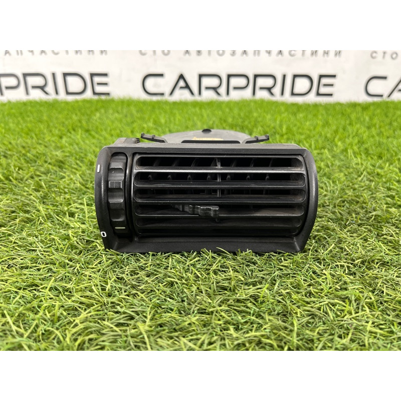 Дефлектор воздуховода (салон) BMW 7-series E32 1990 M70b50 64221375562