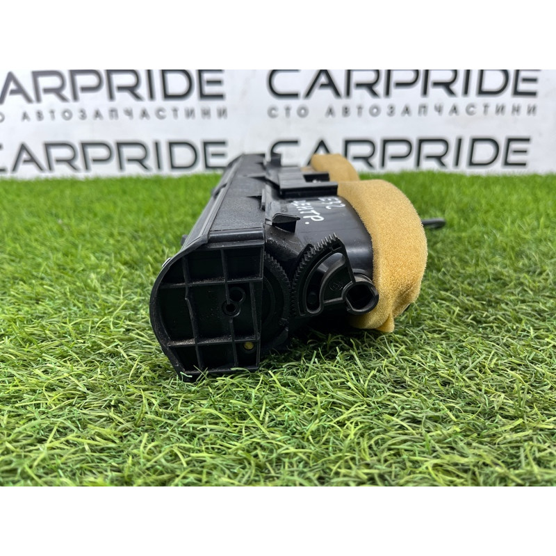 Воздуховод центральный (салон) BMW 7-series E32 1990 M70b50 64221390926