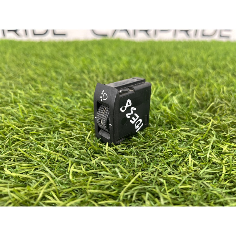 Кнопка корректора фар (электрика / кнопки) BMW 7-series E38 61318360843