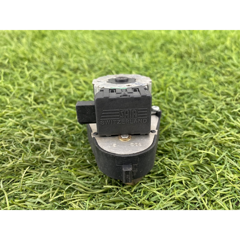 Привод заслонки отопителя (отопление и кондиционирование) BMW 7-series E38 64118391380