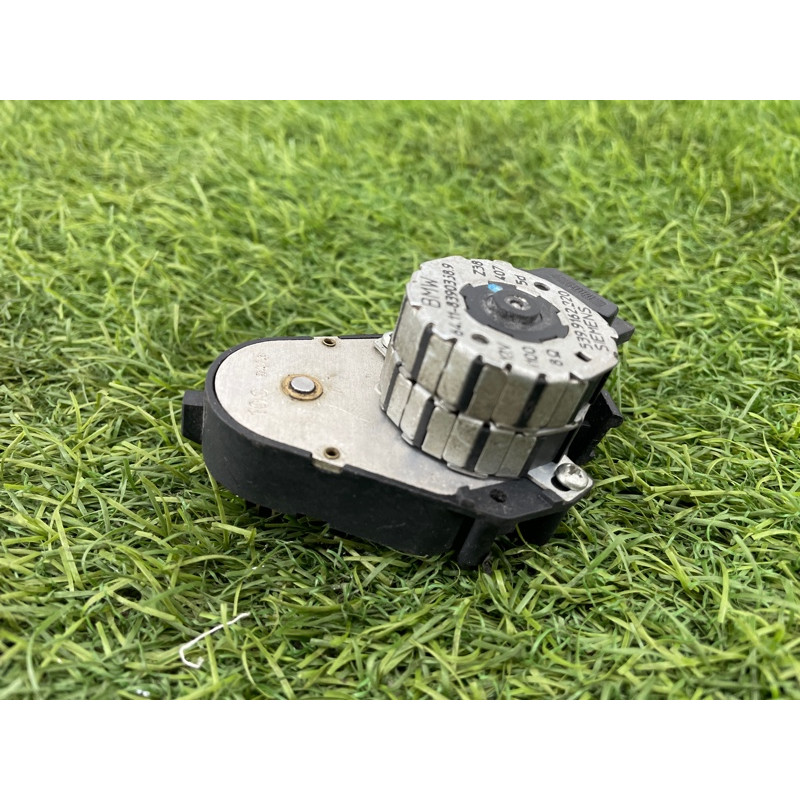 Привод заслонки отопителя (отопление и кондиционирование) BMW 7-series E38 64118390358