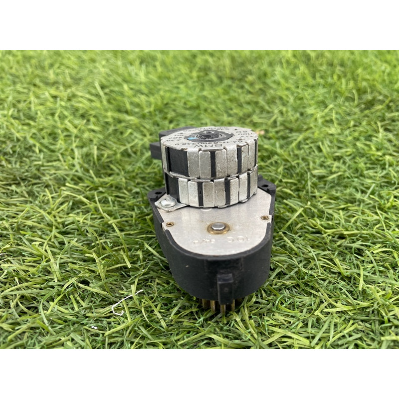 Привод заслонки отопителя (отопление и кондиционирование) BMW 7-series E38 64118390358