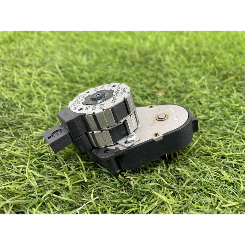 Привод заслонки отопителя (отопление и кондиционирование) BMW 7-series E38 64118390358