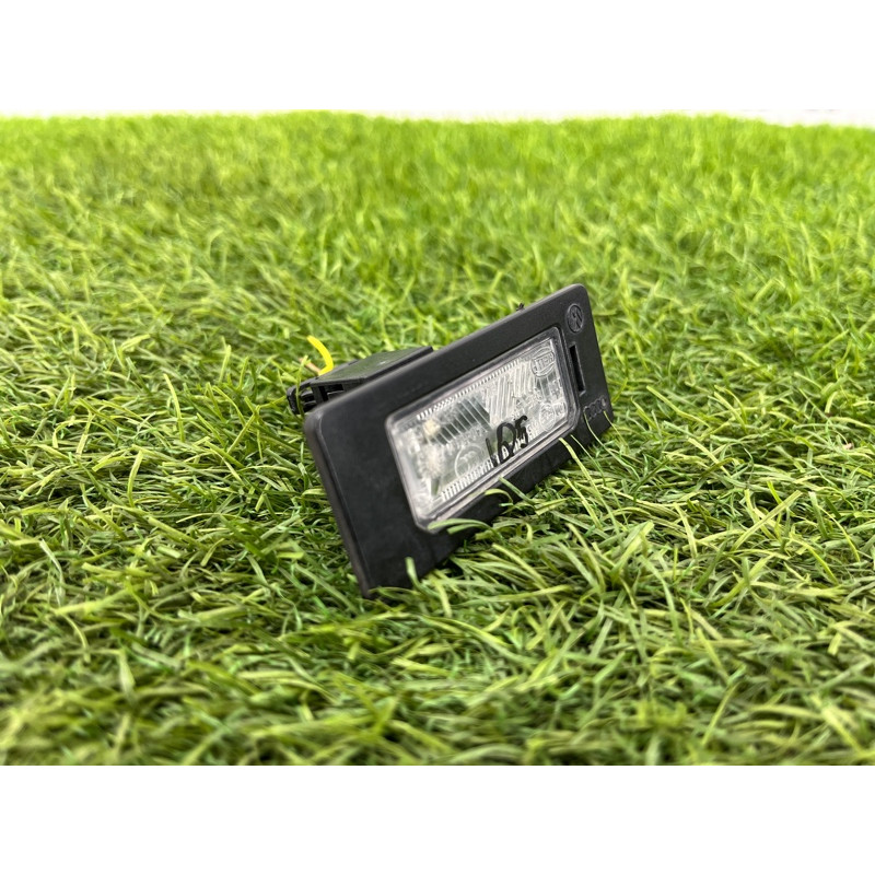 Плафон подсветки номера (оптика) Audi Q5 8R 2012 3.2 CALB 8T0943021