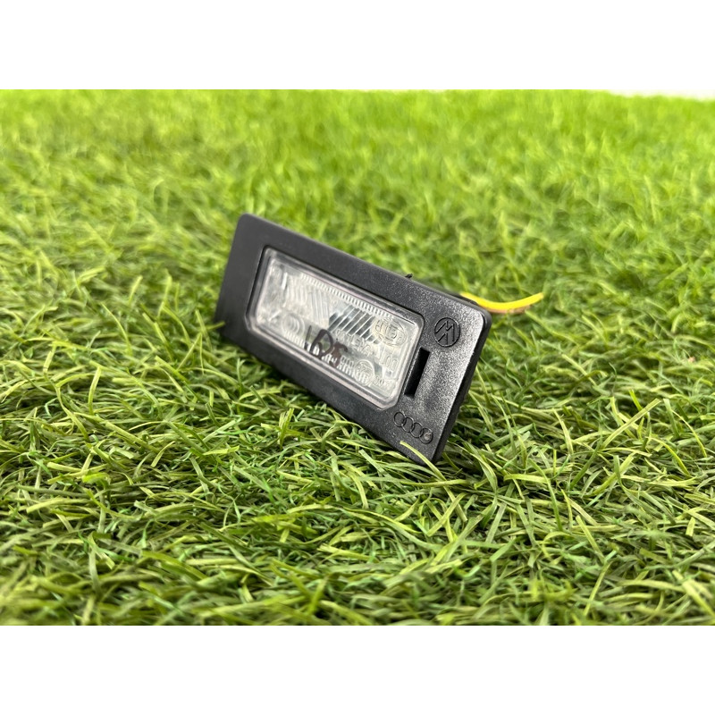 Плафон подсветки номера (оптика) Audi Q5 8R 2012 3.2 CALB 8T0943021