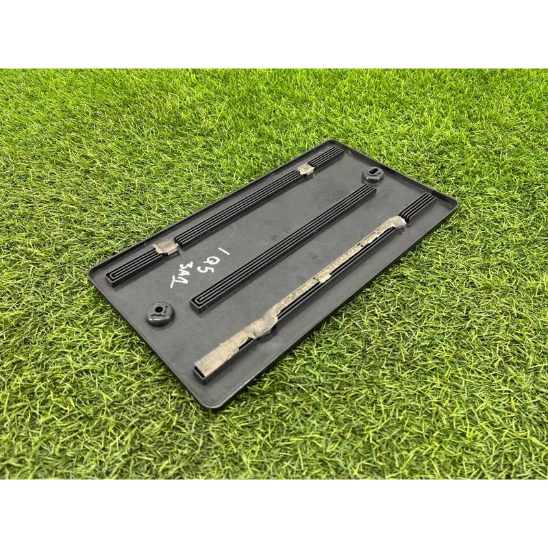 Площадка номерного знака (кузов и элементы) Audi Q5 8R 2012 3.2 CALB 8T0827113A01C