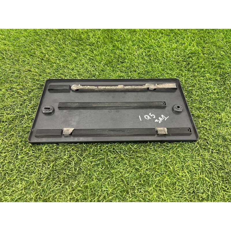 Площадка номерного знака (кузов и элементы) Audi Q5 8R 2012 3.2 CALB 8T0827113A01C