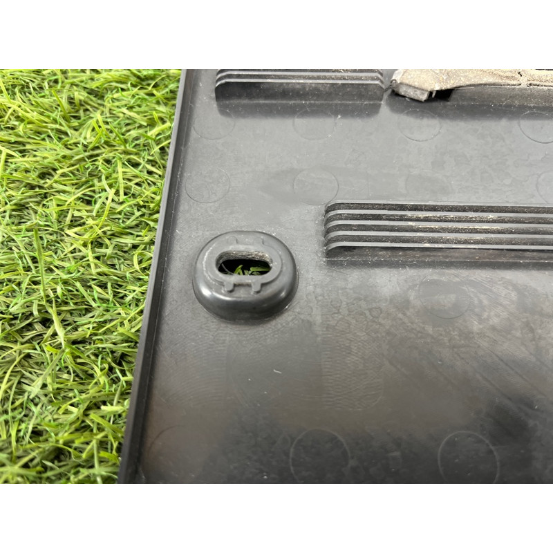 Площадка номерного знака (кузов и элементы) Audi Q5 8R 2012 3.2 CALB 8T0827113A01C