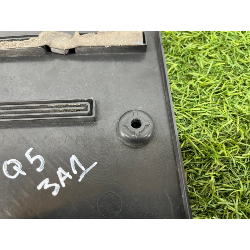 Площадка номерного знака (кузов и элементы) Audi Q5 8R 2012 3.2 CALB 8T0827113A01C