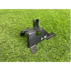 Крепление замка капота