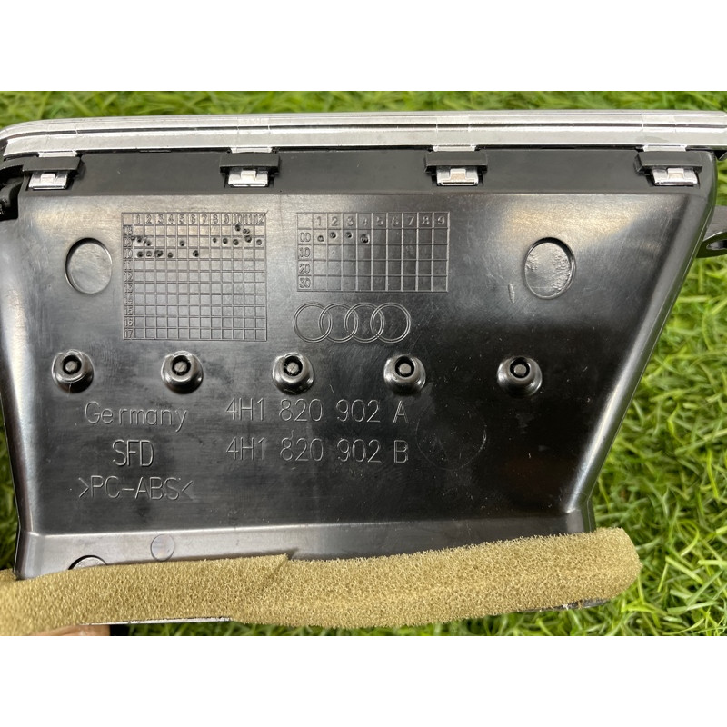 Дефлектор повітроводу (салон) AUDI A8 D4 2011 4,2 4H1820902AWVF