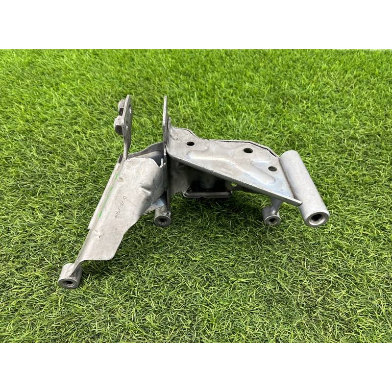 Кронштейн подушки двигателя (кронштейны двигателя) AUDI A8 D4 2011 4,2 4H0399059C