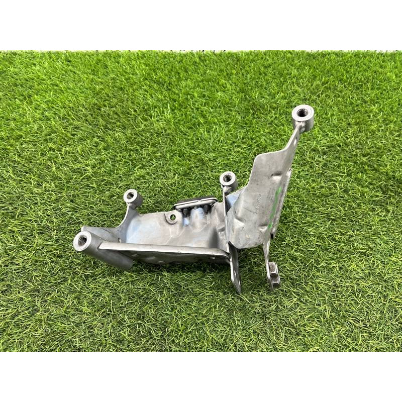 Кронштейн подушки двигателя (кронштейны двигателя) AUDI A8 D4 2011 4,2 4H0399059C