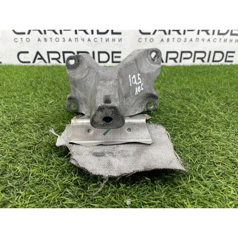 Кронштейн подушки двигателя (кронштейны двигателя) Audi Q5 8R 2012 3.2 CALB 8K0199307BF