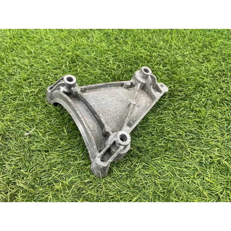 Кронштейн компрессора кондиционера (кронштейны двигателя) Audi Q5 8R 2012 3.2 CALB 06E260835C