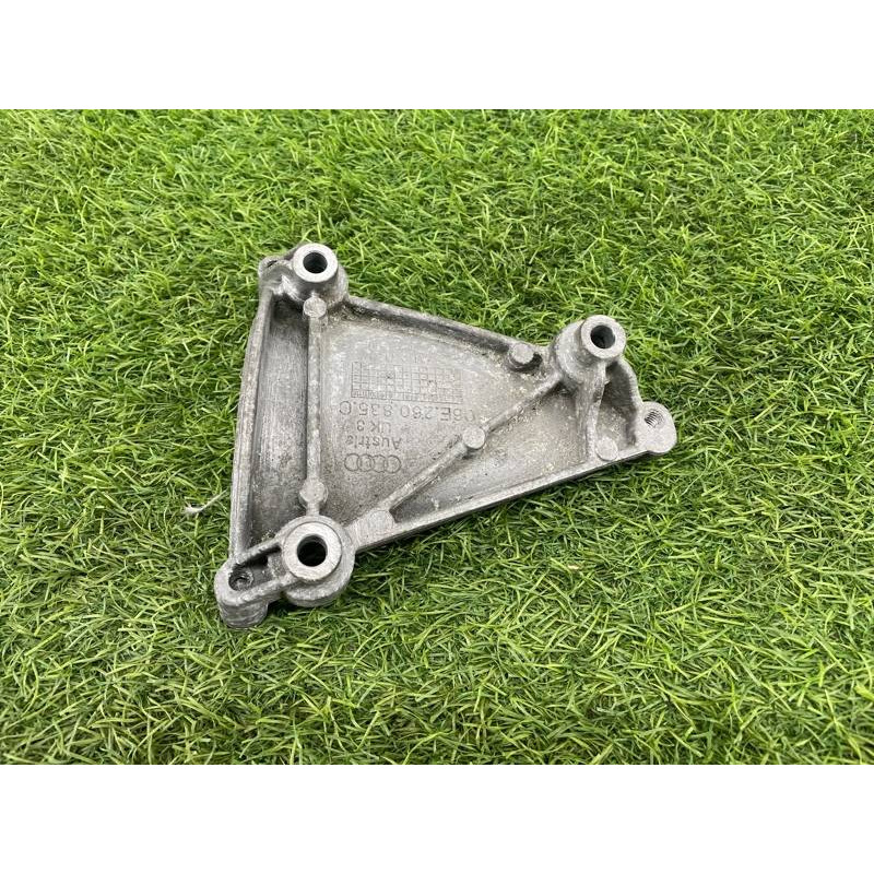 Кронштейн компрессора кондиционера (кронштейны двигателя) Audi Q5 8R 2012 3.2 CALB 06E260835C