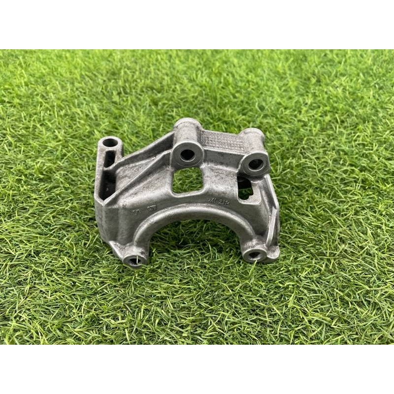 Кронштейн насоса гидроусилителя (кронштейны двигателя) Audi Q5 8R 2012 3.2 CALB 06E145393E